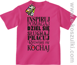 Inspiruj Pomagaj Dziel się Słuchaj Pracuj Rozwijaj się Kochaj - koszulka dziecięca różowa