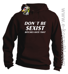 Don't be sexist bitches hate that - bluza z kapturem brązowy