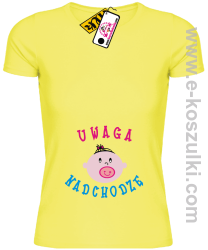 Uwaga nadchodzę girl - koszulka damska 9 - koszulki z nadrukiem - nadruk