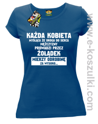 Każda kobieta myśląca że droga do serca mężczyzny
prowadzi przez żołądek mierzy odrobinę za wysoko- koszulka damska niebieska