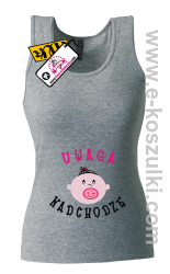 Uwaga nadchodzę girl - top damski 2 - koszulki z nadrukiem - nadruk
