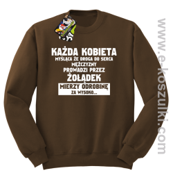 Każda kobieta myśląca że droga do serca mężczyzny
prowadzi przez żołądek mierzy odrobinę za wysoko- bluza standard brązowa