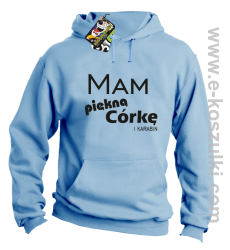Mam piękną córkę! i karabin... - bluza z kapturem błękitna