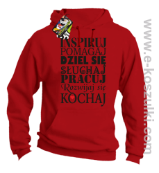 Inspiruj Pomagaj Dziel się Słuchaj Pracuj Rozwijaj się Kochaj - bluza z kapturem czerwony