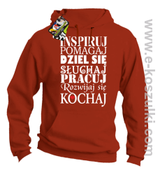 Inspiruj Pomagaj Dziel się Słuchaj Pracuj Rozwijaj się Kochaj - bluza z kapturem pomarańczowa