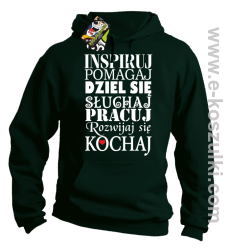 Inspiruj Pomagaj Dziel się Słuchaj Pracuj Rozwijaj się Kochaj - bluza z kapturem zielony butelkowy
