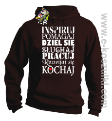 Inspiruj Pomagaj Dziel się Słuchaj Pracuj Rozwijaj się Kochaj - bluza z kapturem brązowy