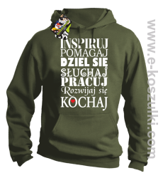 Inspiruj Pomagaj Dziel się Słuchaj Pracuj Rozwijaj się Kochaj - bluza z kapturem khaki